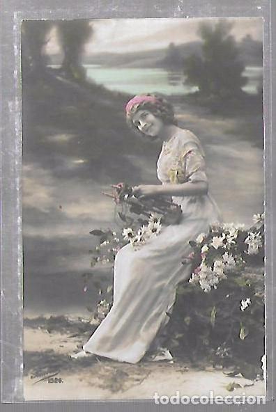 Postales: TARJETA POSTAL DE GALANTES Y MUJERES - IMAGEN DE MUJER JOVEN RODEADA DE FLORES