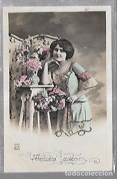 Postales: TARJETA POSTAL DE GALANTES Y MUJERES - IMAGEN DE MUJER JOVEN CON RAMO DE FLORES