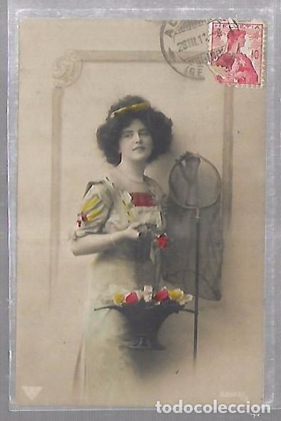 Postales: TARJETA POSTAL DE GALANTES Y MUJERES - MUJER CON CANASTO DE FLORES Y RED