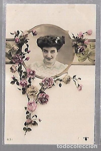 Postales: TARJETA POSTAL DE GALANTES Y MUJERES - IMAGEN DE MUJER EN UN CENTRO CON FLORES