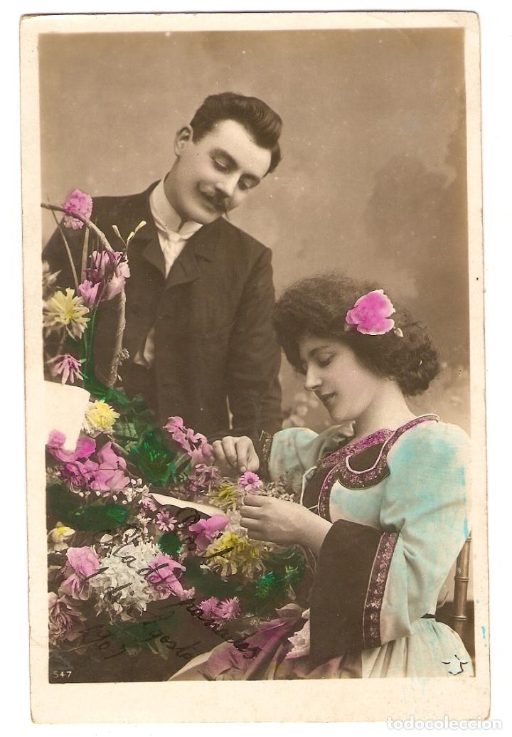 Postais: POSTAL - ROM&Aacute;NTICA - PAREJA DE LA &Eacute;POCA, CESTA DE FLORES - CIRCULADA 1907 - COLOREADA