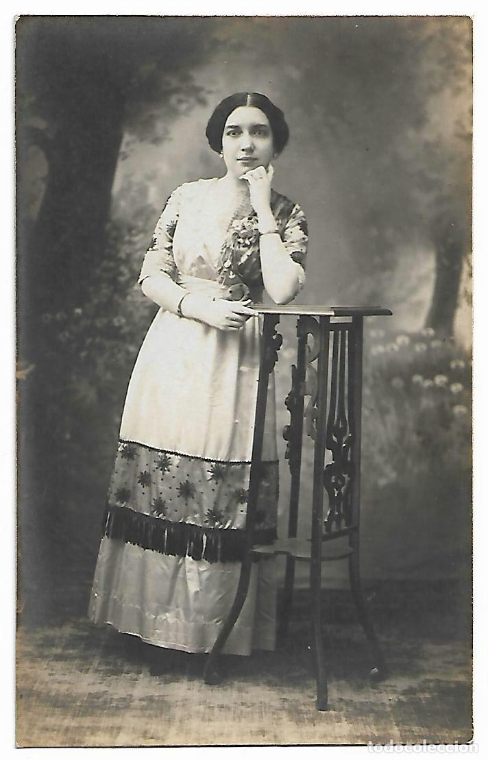 Postales: Mujer posando. Traje regional. - Foto 1