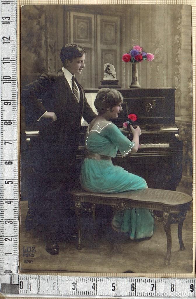 Postkarten: POSTAL ROMANTICA SE&Ntilde;ORITA SETADA AL PIANO Y GALAN 1920/30.