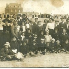 Postales: GRUPO DE MUJERES HOMBRES Y NIÑOS EN LA PLAYA AÑO 1912- FOTOGRÁFICA. Lote 134981430
