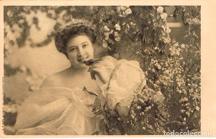 Postais: Postal rom&aacute;ntica. Entre flores