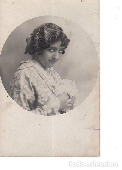 Postais: TARJETA POSTAL DE GALANTES Y MUJERES. SE&Ntilde;ORA CON UN RAMO DE FLORES.