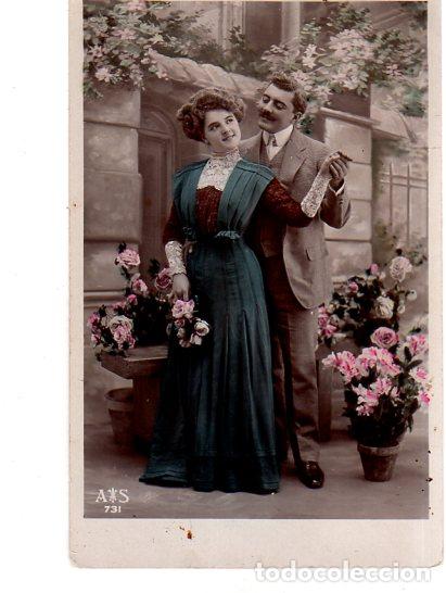 Postais: TARJETA POSTAL DE GALANTES Y MUJERES. PAREJA RODEADA DE FLORES.