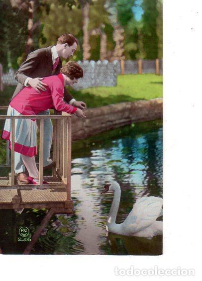 Postais: TARJETA POSTAL DE GALANTES Y MUJERES. PAREJA DANDO DE COMER A CISNES EN UN PARQUE.