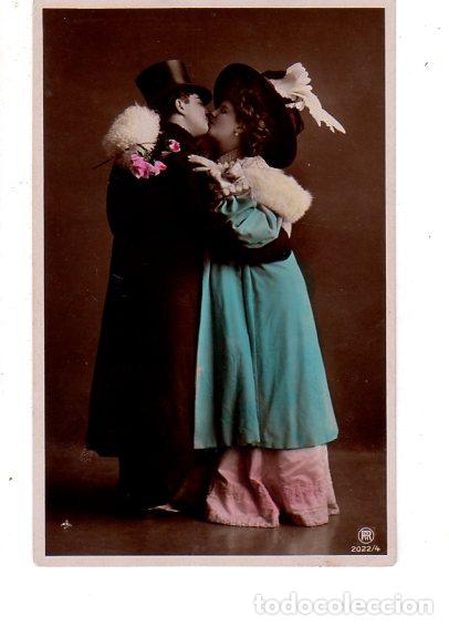 Postais: TARJETA POSTAL DE GALANTES Y MUJERES. MATRIMONIO BESANDOSE.