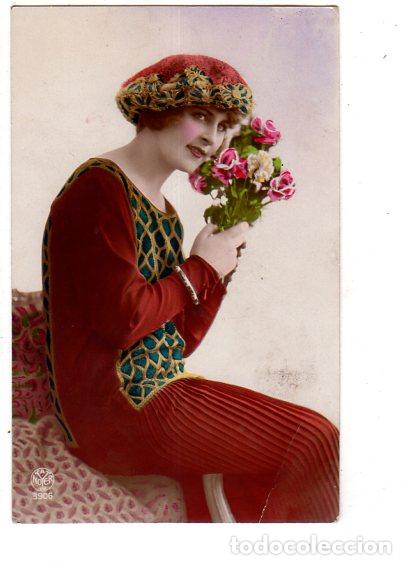 Postais: TARJETA POSTAL DE GALANTES Y MUJERES. SE&Ntilde;ORA VESTIDA DE LA EPOCA CON RAMO DE FLORES.