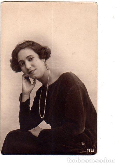 Postais: TARJETA POSTAL DE GALANTES Y MUJERES. SE&Ntilde;ORA VESTIDA DE NEGRO.