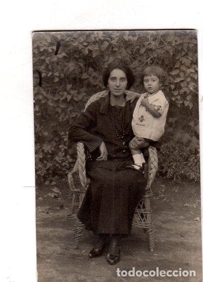 Postais: TARJETA POSTAL DE GALANTES Y MUJERES. SE&Ntilde;ORA VESTIDA DE NEGRO SENTADA EN UNA SILLA CON UN NI&Ntilde;O.
