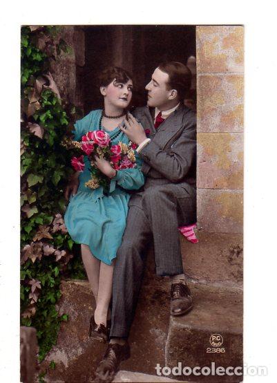 Postais: TARJETA POSTAL DE GALANTES Y MUJERES. PAREJA SENTADA EN UN ESCALON.