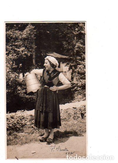 Cartoline: TARJETA POSTAL DE GALANTES Y MUJERES. UNA SE&Ntilde;ORA CON UN CUBO EN LOS BRAZOS.
