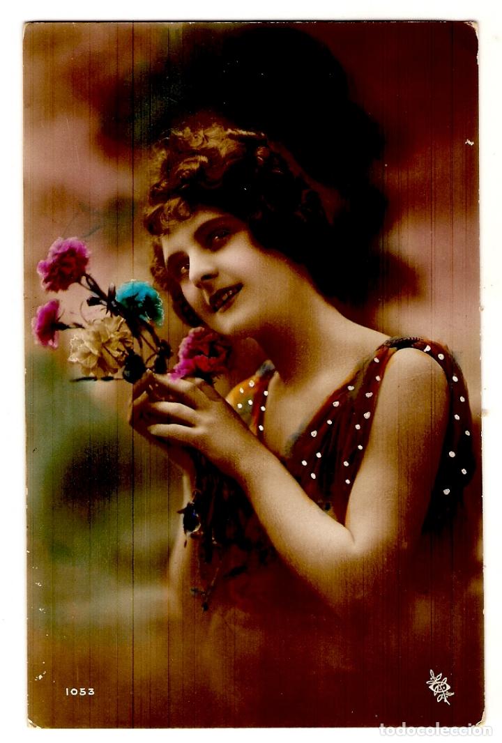 Postais: POSTAL - ROM&Aacute;NTICA - DAMA JOVEN CON RAMILLETE DE FLORES - COLOREADA DE LA &Eacute;POCA - 1053