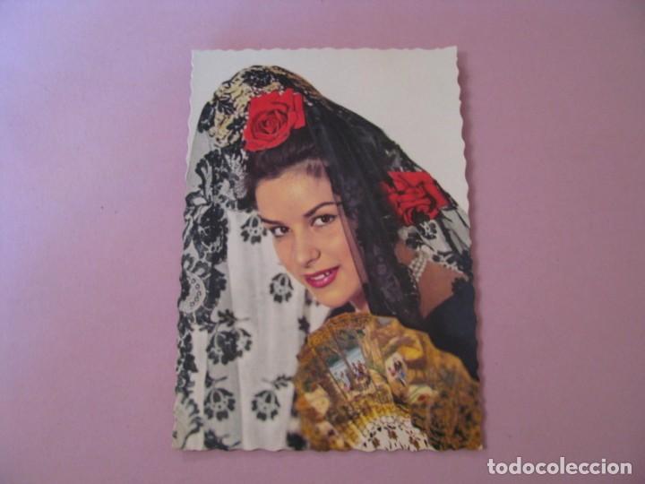 Cartoline: POSTAL MUJER ESPA&Ntilde;OLA CON MANTILLA. ED. C. Y. Z. 6356. ESCRITA 1961.