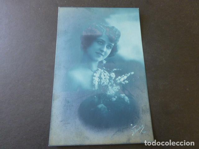 Postales: MUJER CON FLORES POSTAL - Foto 1