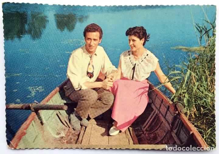 Cartoline: POSTAL FOTOGR&Aacute;FICA PAREJA EN BARCA - 3027 - ESCRITA