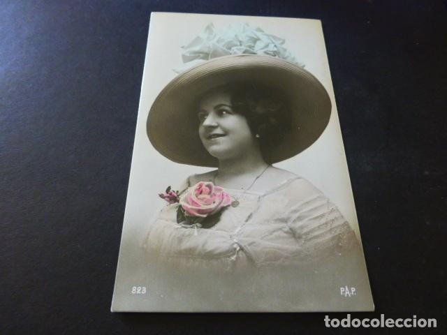 Postales: mujer con elegante sombrero postal - Foto 1