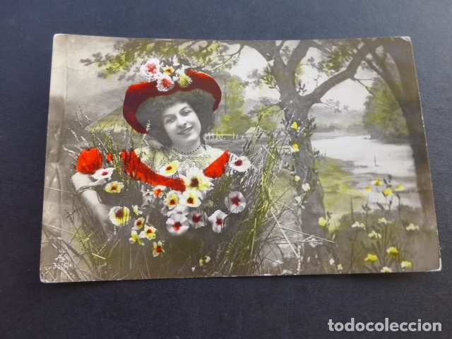 Postales: MUJER EN EL CAMPO CON FLORES POSTAL - Foto 1