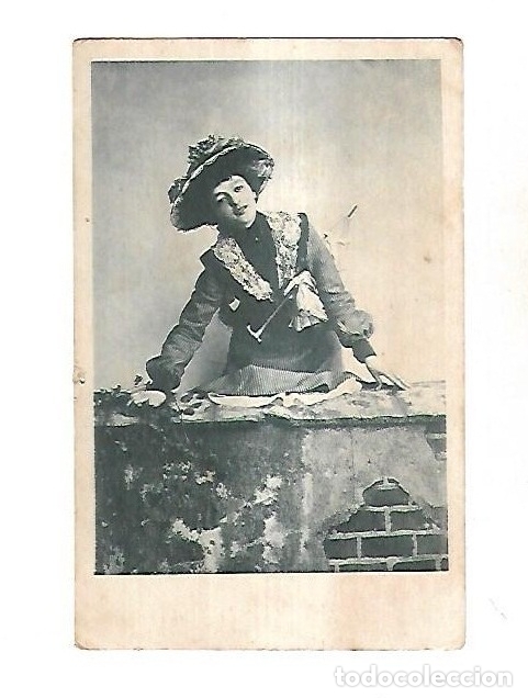 Postales: TARJETA POSTAL. JOVEN EN TEJADO VESTIDA COMO MARY POPPINS