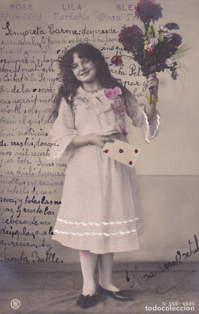 Cartoline: preciosa adolescente con un ramo de flores circulada principios siglo XX