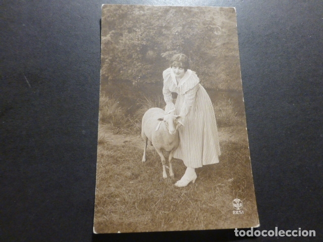 Postales: MUJER CON OVEJA POSTAL - Foto 1