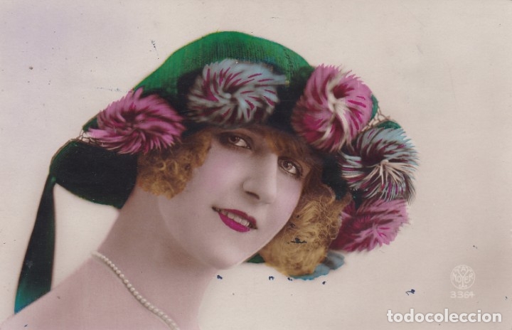 Postales: Preciosa dama con un gran sombrero (sin circular)