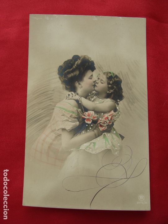 Postais: POSTAL - ROM&Aacute;NTICA - MUJER DE LA &Eacute;POCA CON SU HIJA, D&Aacute;NDOSE UN BESO - R P H 2476/3
