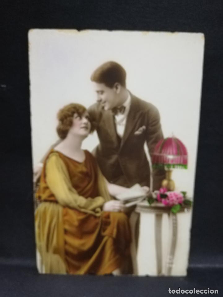 Postais: TARJETA POSTAL DE GALANTES Y MUJERES. SE&Ntilde;ORA SENTADA CON UN LIBRO EN LAS MANOS.