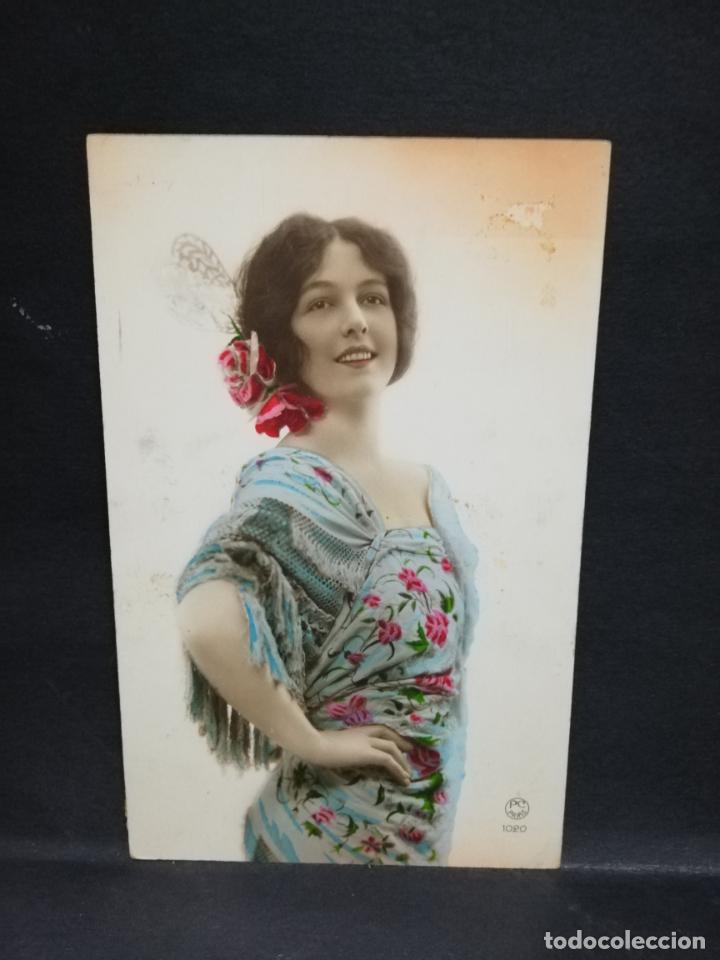 Cartes Postales: TARJETA POSTAL DE MUJERES. SE&Ntilde;ORA CON PEINETA Y FLORES EN LA CABEZA.