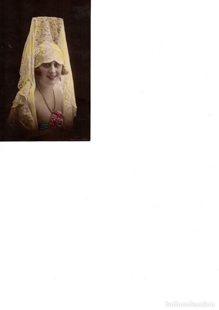 Cartoline: preciosa mujer con mantilla sonriendo