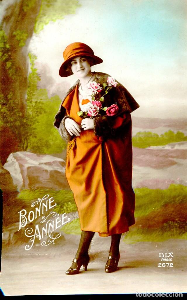 Postales: MUJER CON MODA MODERNISTA Y FLORES A&Ntilde;OS 20