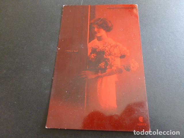 Postales: MUJER CON FLORES POSTAL - Foto 1