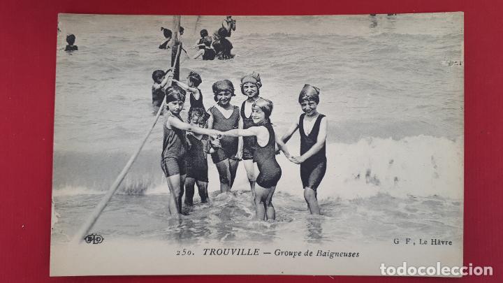 Cartoline: POSTAL NI&Ntilde;AS CON BA&Ntilde;ADOR EN EL MAR TROUVILLE ANTIGUA ORIGINAL PW 4