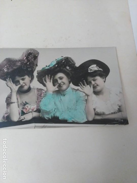 Postales: Tres chicas - Foto 1