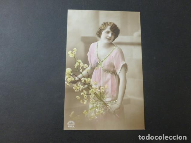 Postales: MUJER CON FLORES POSTAL