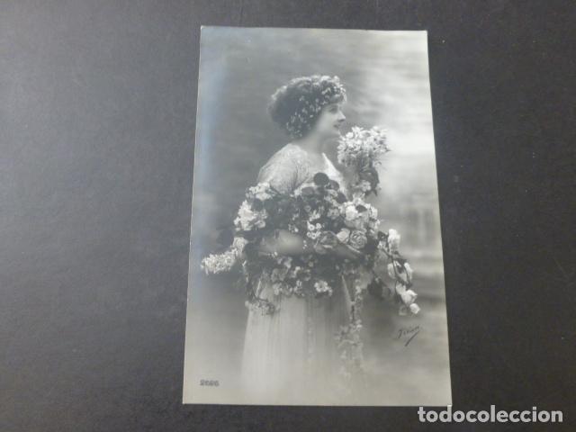 MUJER ELEGANTE CON FLORES POSTAL