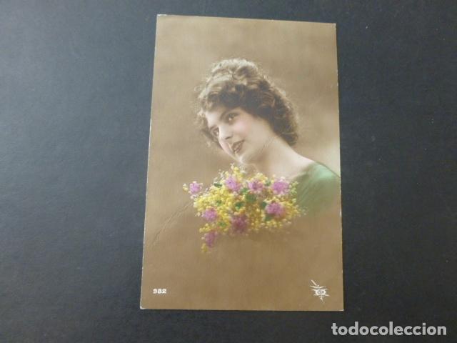 Postales: MUJER ELEGANTE CON FLORES POSTAL