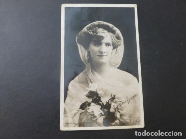 Postales: MUJER ELEGANTE CON FLORES POSTAL - Foto 1