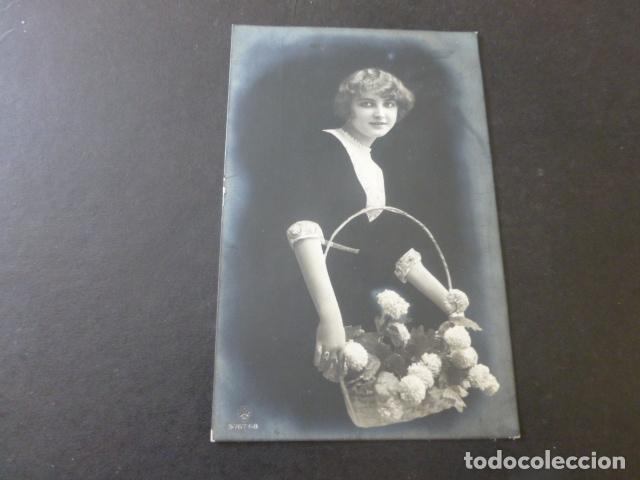 Postales: MUJER CON FLORES POSTAL - Foto 1