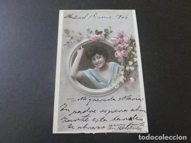 Postales: MUJER EN VENTANA CON FLORES POSTAL - Foto 1