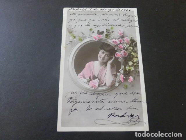Postales: MUJER EN VENTANA CON FLORES POSTAL