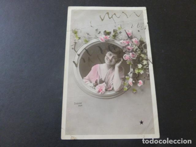 Postales: MUJER EN VENTANA CON FLORES POSTAL - Foto 1