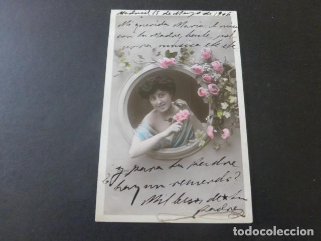 Postales: MUJER EN VENTANA CON FLORES POSTAL - Foto 1