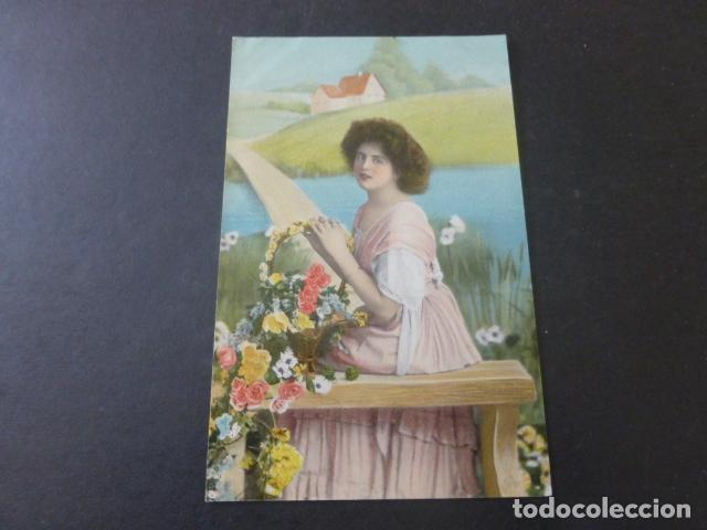 MUJER ELEGANTE CON FLORES POSTAL