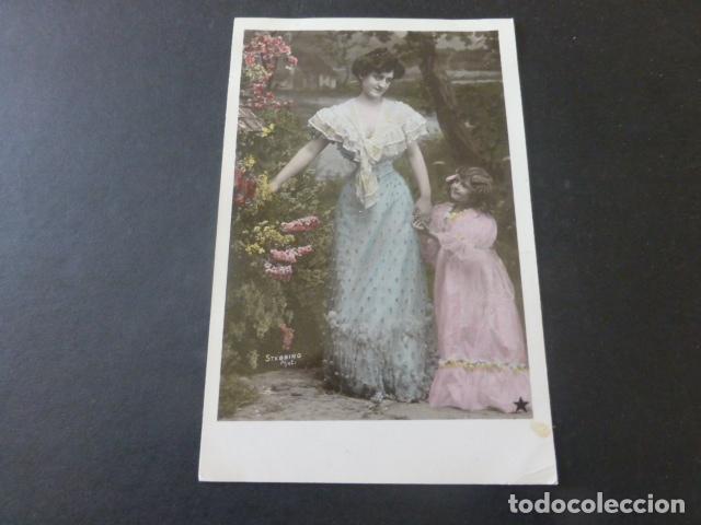 Postales: MADRE E HIJA CON FLORES POSTAL - Foto 1