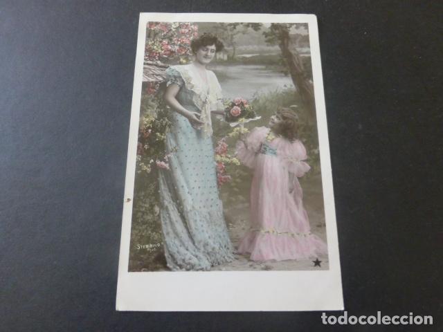 MADRE E HIJA CON FLORES POSTAL
