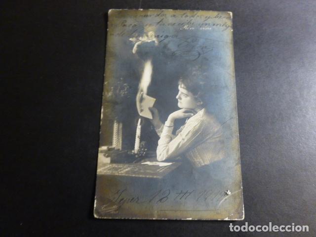 MUJER QUEMANDO CARTA POSTAL