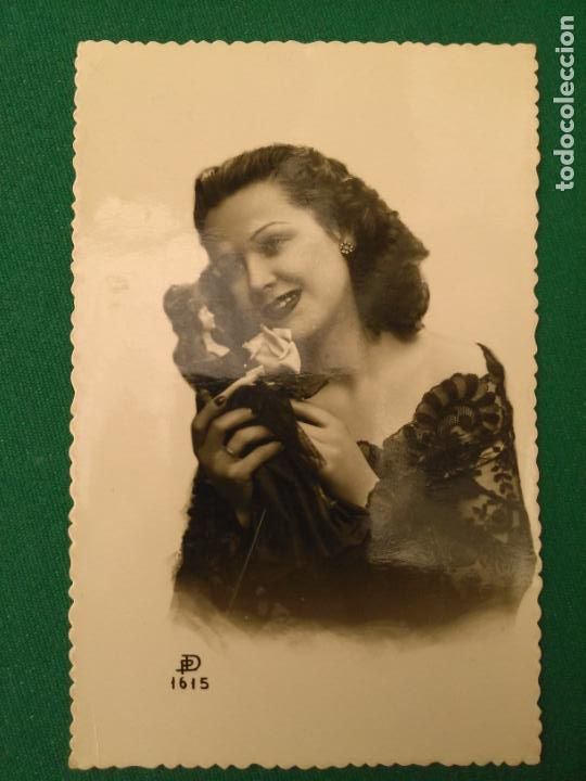 Postales: MUJER CON MU&Ntilde;ECA Y ROSA - D P 1615 - Foto 1